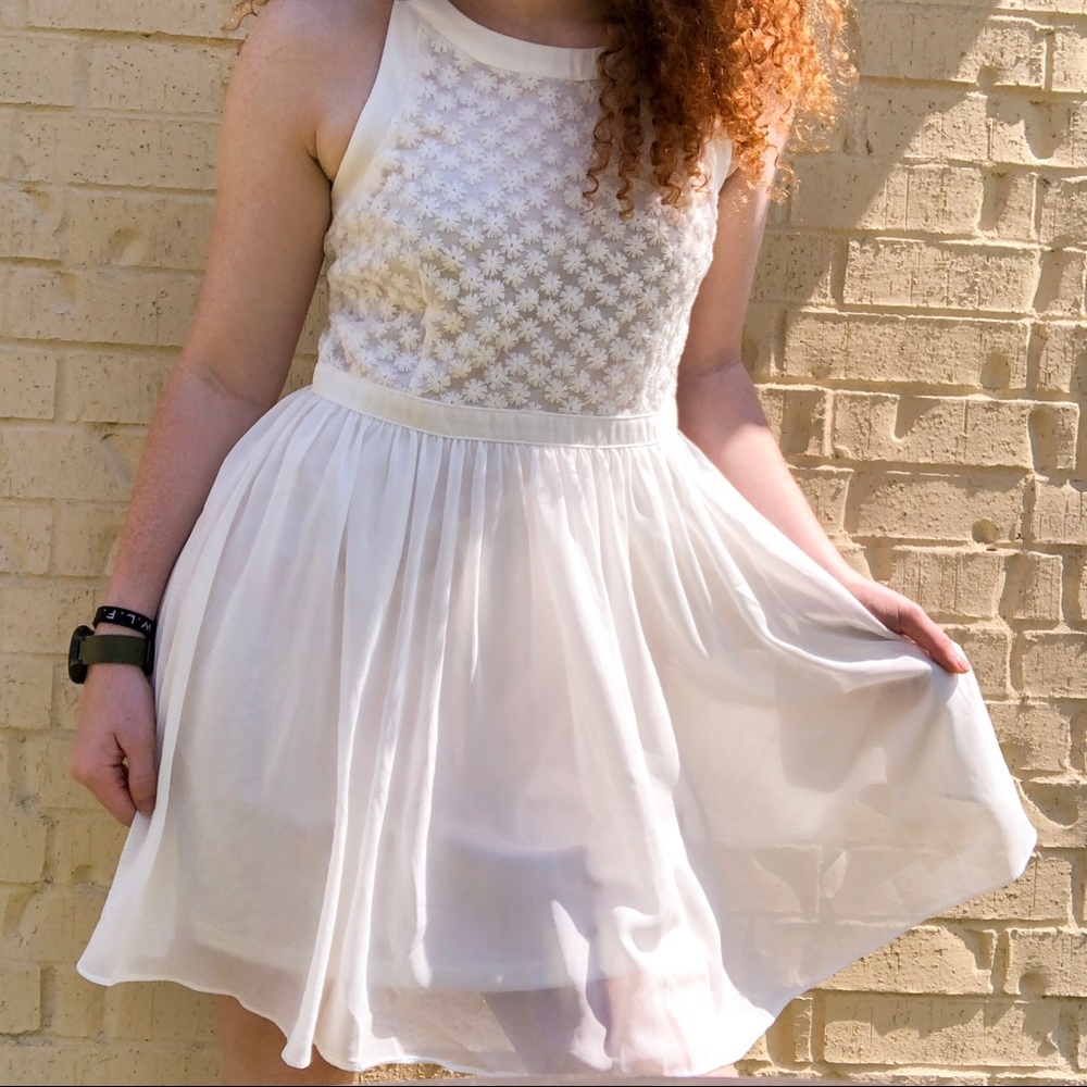 FRANCESCA’S white dress - Picture 2 of 8